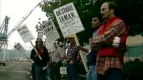 ON-STRIKE-UNION-SHORE-MEN-HOLDING-UP-SIGNS-AT-WORK-IN-THE-1980S
