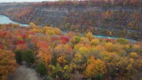 Spektakuläre-Herbstfarben-Aus-Der-Luft-Von-Niagara-Glen-Zeigen-Den-Schnell-Fließenden-Niagara-River