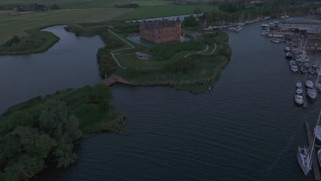 Kippaufnahme-Der-Mittelalterlichen-Burg-Muiderslot-In-Den-Niederlanden,-Luftaufnahme