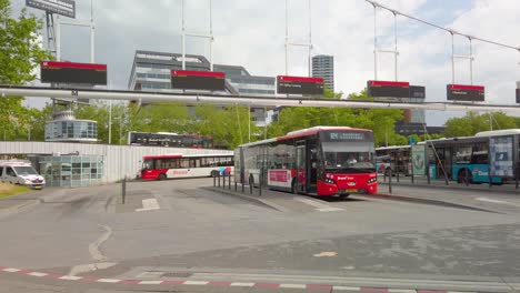 Autobuses-De-Tránsito-En-La-Estación-De-Autobuses-De-Eindhoven,-Países-Bajos