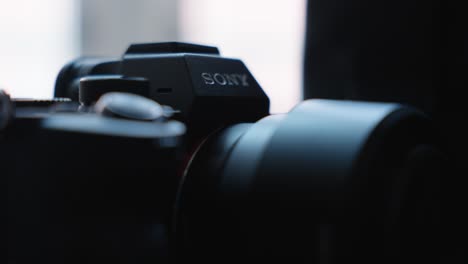 Spiegellose-Digitalkamera-Von-Sony-Auf-Einem-Regal