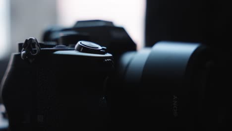 Digitale-Spiegellose-Sony-Kamera-Auf-Einem-Regal-In-Einem-Studio
