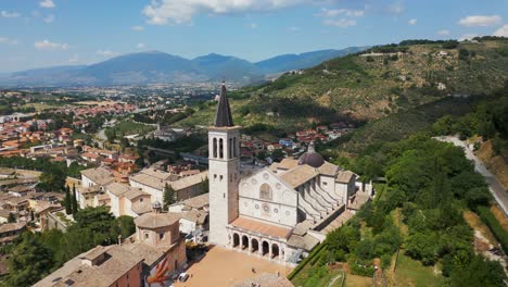 Catedral-De-Spoleto-En-La-Región-De-Umbría-De-Italia-Con-Paisaje-De-Montaña-En-Segundo-Plano.