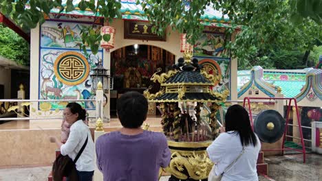 Familia-Tailandesa-Rezando-En-Un-Templo-Chino-En-Chonburi,-Tailandia