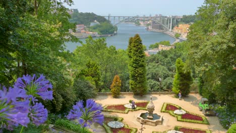Hermosa-Vista,-Con-Vistas-A-Los-Jardines-Del-Palacio-De-Cristal-En-Oporto-En-Un-Día-Soleado,-Famoso-Puente-En-El-Fondo-Que-Conduce-Sobre-El-Río-Douro