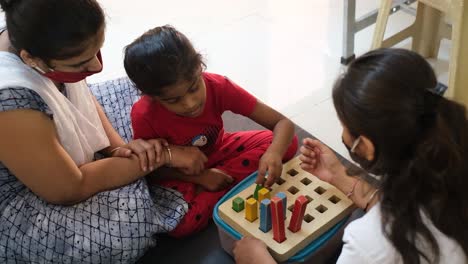 In-Einer-Klinik-Wird-Einem-Kind-Von-Einem-Arzt-Ein-Spiel-Vorgespielt,-Mit-Dessen-Hilfe-Die-Denkfähigkeit-Des-Kindes-Geschärft-Wird