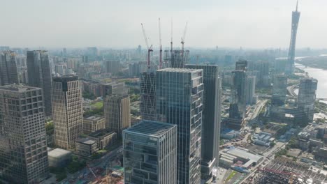 Luftaufnahme-Der-High-Tech-Industrieentwicklungszone-Guangzhou-Tianhe,-Drohnen-Anflug-Auf-Modernen-Wolkenkratzer-Mit-Antenne,-Stadtlandschaft-Smart-City-In-China