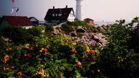 Historischer-Portland-Scheinwerfer-Leuchtturm-In-Maine-Mit-Hagebutten-Aus-Blumen-Im-Vordergrund