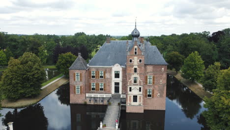 Schloss-Cannenburch,-Niederlande:-Luftaufnahme-Im-Orbit-Des-Wunderschönen-Schlosses-Und-Wo-Man-Den-Wassergraben-Sehen-Kann,-Der-Es-Umgibt