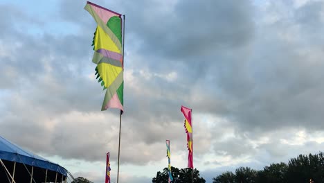 Banderas-Fluorescentes-Del-Festival-Ondeando-En-El-Viento-En-El-Festival-De-Camiones-2023