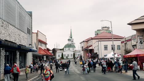 Innenstadt-Von-Sitka,-Alaska-Mit-Blick-Auf-Die-Russisch-orthodoxe-Kirche---Zeitlupe