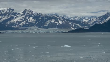 Glaciar-Hubbard-Y-Hielo-Flotando-En-La-Bahía-De-Desencanto,-Alaska,-Visto-Desde-Un-Crucero