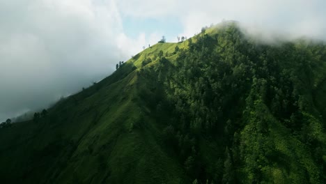 Balis-Wolkige-Berggipfel-Liegen-Am-Rande-Des-Himmels-Und-Bieten-Einen-Einblick-In-Ein-Himmlisches-Reich