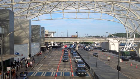Passagiere,-Die-An-Einem-Geschäftigen,-Sonnigen-Tag-Auf-Der-Abflugebene-Des-Inlandsterminals-Am-Internationalen-Flughafen-Hartsfield-Jackson-Atlanta-Ankommen