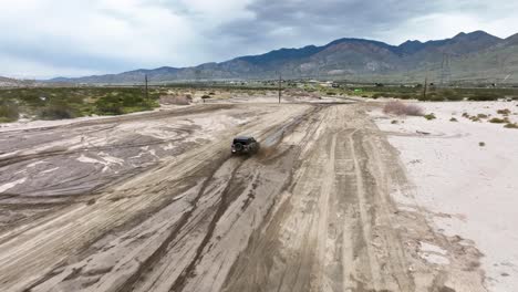 Jeep-ruuning-thru-mud-in-the-desert-of-CA-palm-springs