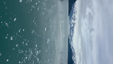 Hubbard-Gletscher,-Alaska-Und-Eis,-Das-In-Der-Disenchantment-Bay-Schwimmt---Vertikale-Ausrichtung