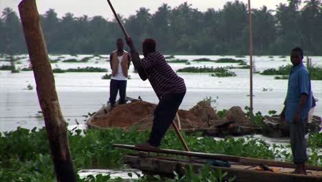 Nigerianer-Transportieren-Sand-Auf-Einem-Flussboot
