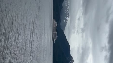 Un-Crucero-Anclado-Frente-Al-Puerto-De-Sitka,-Alaska---Vista-Panorámica-Vertical