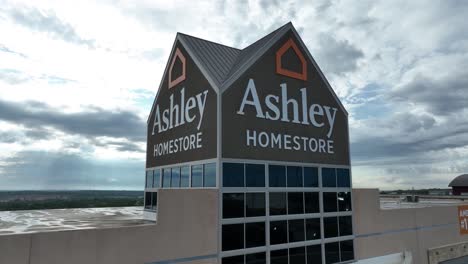 Eine-Aufsteigende-Filmische-4K-Drohnenaufnahme-Eines-Ashley-Furniture-Homestore-Global-Industry-Retail-Shopping-Dekor-Accessoire-Geschäfts-In-Chicago,-Illinois