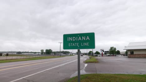 Indiana-State-Line-Schild-An-Der-Staatsgrenze-Mit-Michigan-Mit-Gimbal-Video,-Das-Vorwärts-Geht