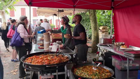 Stall-selling-seafood-paella-at-the-countryside-market-in-France
