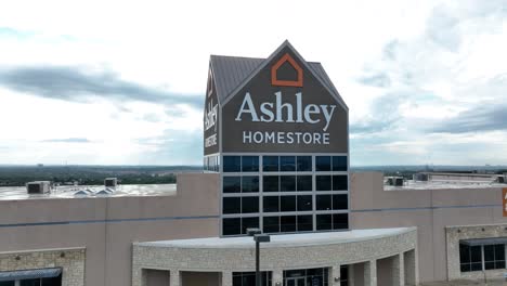 Eine-Filmische-4K-Drohnenaufnahme-Mit-Fallender-Parallaxe-Eines-Ashley-Furniture-Homestore-Global-Industry-Retail-Shopping-Decor-Accessoire-Store-In-Chicago,-Illinois
