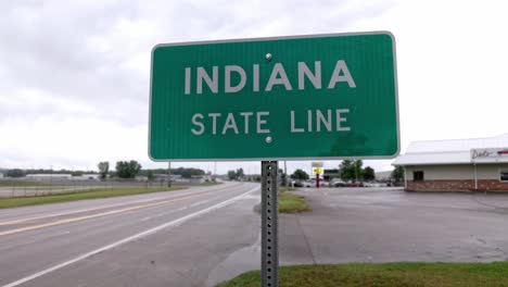 Indiana-State-Line-Schild-An-Der-Staatsgrenze-Mit-Michigan-Mit-Nach-Oben-Geneigtem-Gimbal-Video