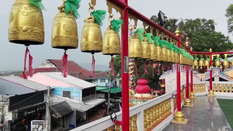 Campanas-Del-Templo-Chino-Colgando-En-Un-Templo-Chino-Tailandés-En-Chonburi,-Tailandia