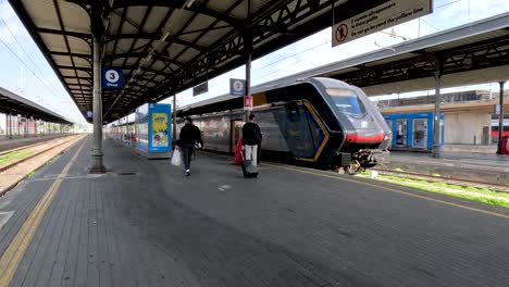 Passagiere-Stürmen-Zum-Einsteigen-In-Den-Zug-Am-Bologna-Centrale,-Als-Dieser-Den-Bahnsteig-Verlässt,-Und-Verpassen-Den-Zug
