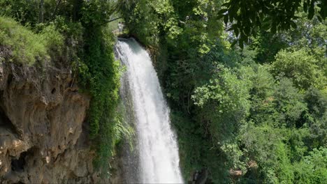 Ruhiger-Zeitlupen-Wasserfall,-Sommer,-Sonniger-Tag,-Wald,-Nationalpark,-Klippe,-Keine-Menschen