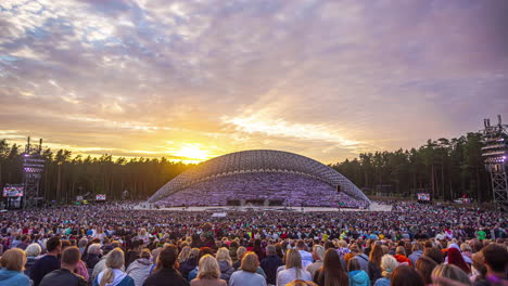 Timelapse-of-the-crowd-and-sunset-at-the-Latvian-Song-and-Dance-Festival