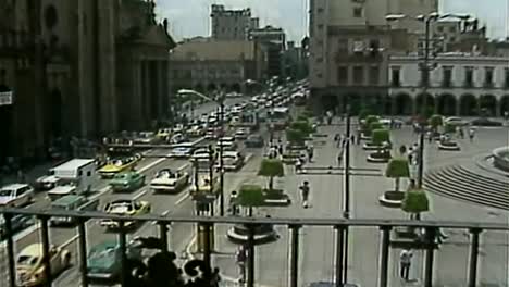 1980S-GUADALAJARA-DOWNTOWN-CITY-WITH-PEOPLE-AND-CARS