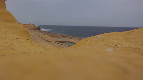 Timelapse-De-Olas-Rompiendo-En-La-Orilla-En-La-Valeta,-Malta-Y-Las-Formaciones-De-Piedra-únicas-En-El-Terraplén