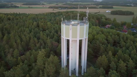 Torre-De-Agua-En-El-Pueblo-De-Campo-En-Suecia