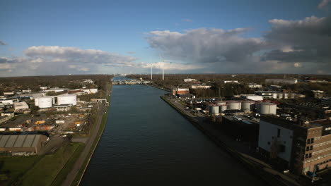 Drohnen-Luftzug-Von-Windmühlen-Am-Ufer-Eines-Flusses-In-Albertkanaal