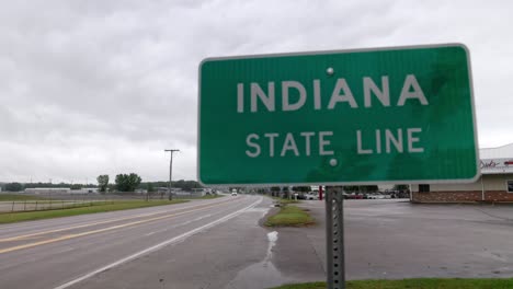 Indiana-State-Line-Schild-An-Der-Staatsgrenze-Mit-Michigan-Mit-Gimbal-Videoschwenk-Von-Links-Nach-Rechts