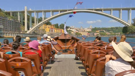 POV:-Fahrt-Mit-Einem-Touristenboot-Zur-Modernsten-Brücke-über-Den-Douro-In-Der-Nähe-Von-Porto,-Der-Freixo-Brücke
