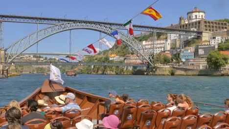 Blick-Auf-Die-Brücke-Dom-Luis-I-Von-Einem-Touristenboot-Aus,-Das-Vila-Nova-De-Gaia-Und-Die-Stadt-Porto-In-Portugal-überspannt