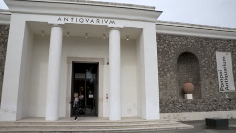 Entrada-Frontal-Al-Antiquarium-De-Pompeya,-El-Nuevo-Museo-Dedicado-A-La-Exhibición-Permanente-De-Hallazgos-Que-Narran-La-Historia-De-Pompeya