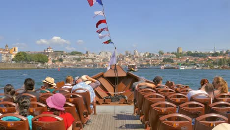 Touristenboot-Im-Sommer-Auf-Dem-Fluss-Douro-In-Porto,-Portugal