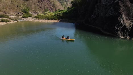 Exotische-Luftaufnahme,-Touristenort-Des-Oyo-Kedung-Jati-Valley,-Kanufahren-Auf-Dem-Oyo-River,-Bantul-Indonesien