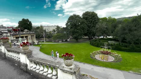 Bath,-Großbritannien-–-Schlendern-Sie-Durch-Die-Bezaubernden-Gärten-Von-Bath,-Wo-Die-Schönheit-Der-Natur-Auf-Architektonische-Pracht-Trifft-Und-Eine-Ruhige-Oase-Im-Herzen-Der-Stadt-Entsteht