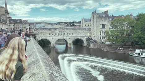 Bath,-UK---Pulteney-Bridge's-reflection-in-the-River-Avon-creates-a-stunning-visual-spectacle,-showcasing-the-bridge's-architectural-brilliance-from-every-angle
