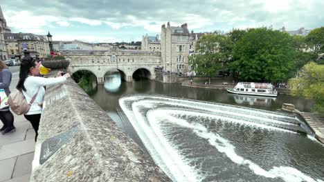 Bath,-Großbritannien-–-Das-Komplizierte-Design-Und-Die-Historische-Bedeutung-Der-Pulteney-Brücke-Machen-Sie-Zu-Einem-Symbol-Für-Die-Architektonischen-Und-Technischen-Errungenschaften-Von-Bath