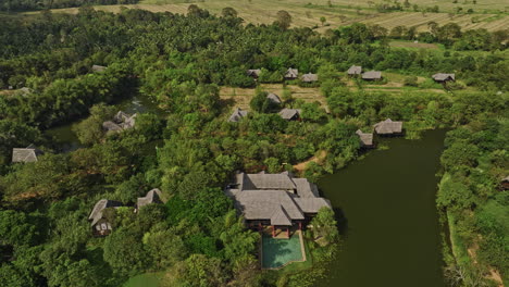 Sigiriya,-Sri-Lanka,-Luftaufnahme-V4,-Vogelperspektive,-Drohnenüberflug-Und-Umgebung-Von-Resorthotels-Am-Seeufer,-Umgeben-Von-Landwirtschaftlich-Genutztem-Ackerland-Und-üppigen-Tropischen-Wäldern-–-Aufgenommen-Mit-Mavic-3-Cine-–-April-2023