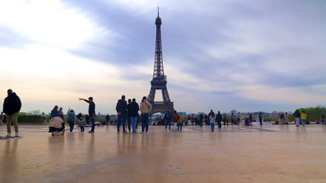 Timelapse-De-Los-Turistas-Que-Visitan-Tour-Eiffel-En-París,-Francia