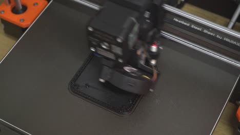 La-Impresora-3d-Imprime-Una-Placa-Cuadrada-Negra-En-El-Laboratorio.