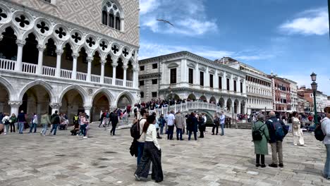Tourists-walking-over-Ponte-della-Paglia-in-the-city-of-Venice,-Italy