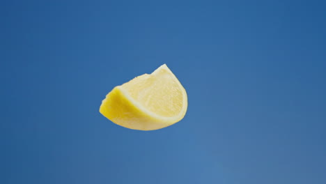 Zitronenscheibe-Dreht-Sich-Auf-Blauem-Hintergrund