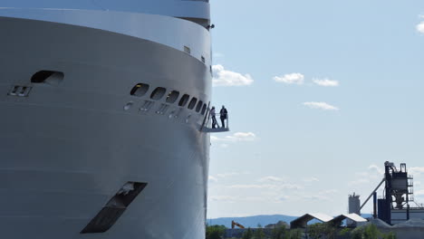 Miembros-De-La-Tripulación-Que-Supervisan-La-Salida-Del-Barco-De-Cruceros-Del-Puerto
